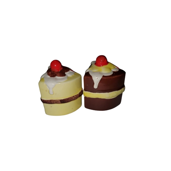 Vintage cake slice Salt and Pepper Shakers - Picture 3 of 4